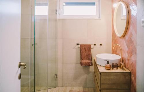 uma casa de banho com uma cabina de duche em vidro e um lavatório. em 5 Bedroom Pet Friendly Home In Mravince em Mravince
