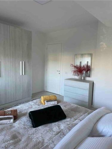 a bedroom with a large bed in a room at Spacious apartment in luxury residence in Çeliku