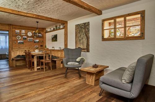 ein Wohnzimmer mit einem Sofa, einem Stuhl und einem Tisch in der Unterkunft Keramikhaus Gmunden in Gmunden