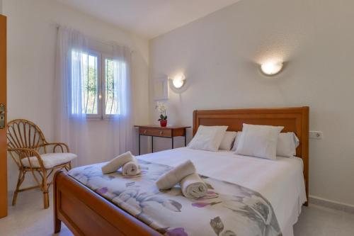 1 dormitorio con 1 cama con toallas en Villas Guzman - Loxi, en Benitachell