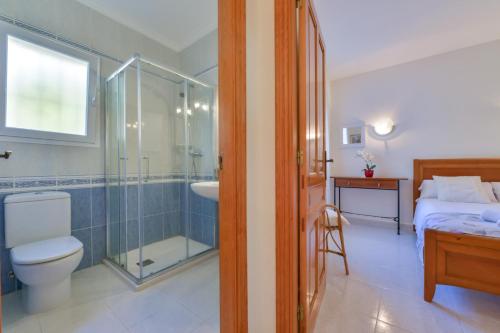 1 cama y baño con aseo y ducha. en Villas Guzman - Loxi, en Benitachell