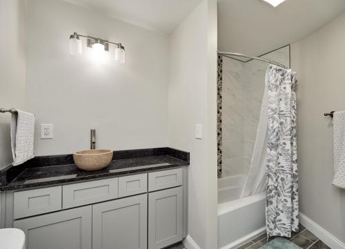 Koupelna v ubytování St Louis 2BD 2BA, Forest park, BJ Hospital, Science Center, eats