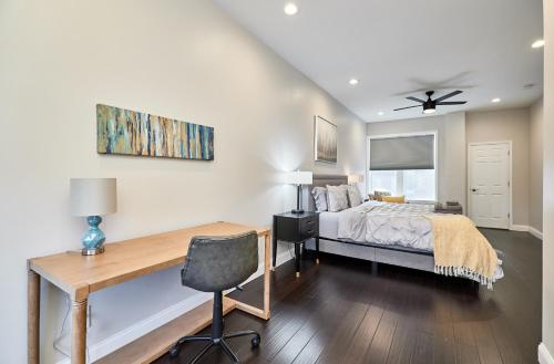 Postel nebo postele na pokoji v ubytování St Louis 2BD 2BA, Forest park, BJ Hospital, Science Center, eats