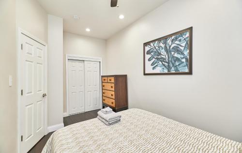 Postel nebo postele na pokoji v ubytování St Louis 2BD 2BA, Forest park, BJ Hospital, Science Center, eats