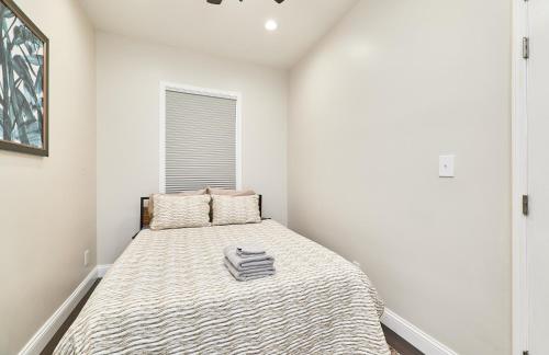 Postel nebo postele na pokoji v ubytování St Louis 2BD 2BA, Forest park, BJ Hospital, Science Center, eats