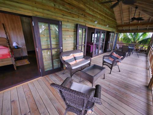 Ein Sitzbereich in der Unterkunft White Sand Beach, 3 Bedrooms House - Walking Distance To West End And West Bay