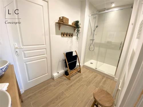 baño con ducha y puerta de cristal en Gîte Saint Joseph en Loches