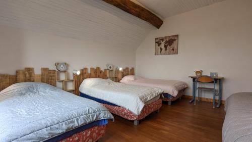 Zimmer mit 3 Betten in einem Zimmer in der Unterkunft La Belle Noue 