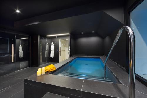 a swimming pool in the middle of a room at Vip's Motel Luxury Accommodation & Spa in Lonato del Garda