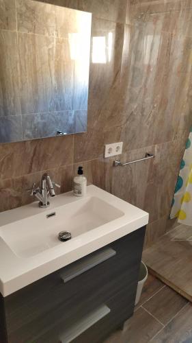 y baño con lavabo blanco y espejo. en Royal Family Apartment en Chirivella