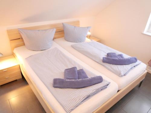 dwa łóżka z ręcznikami na nich w pokoju w obiekcie Strandnah 12 Pers Gruppenhaus K8 w mieście Zierow
