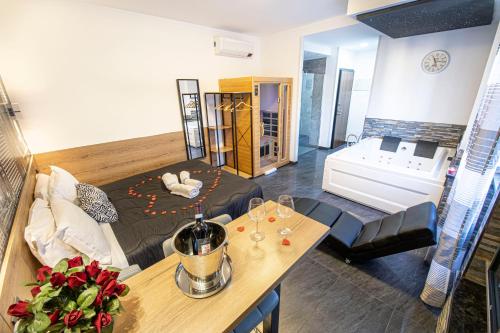 Virtus Prestige - Rooms & Apartments في روما: غرفة معيشة مع أريكة وحوض استحمام