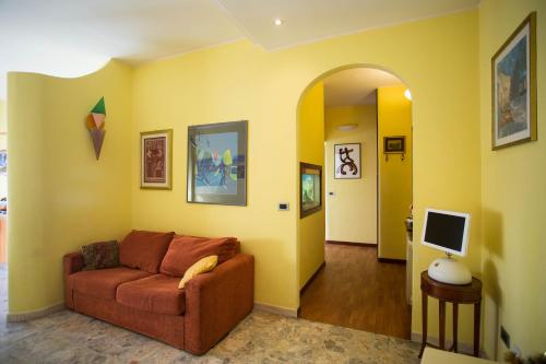 a living room with a couch and a tv at "Casa incantevole" fronte mare Pescara in Pescara