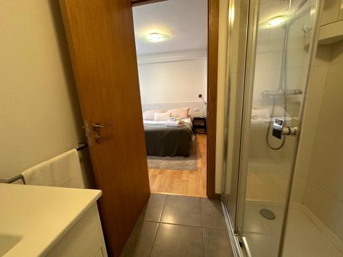 łazienka z prysznicem i łóżko w pokoju w obiekcie Oktheway Santander Street w mieście A Coruña