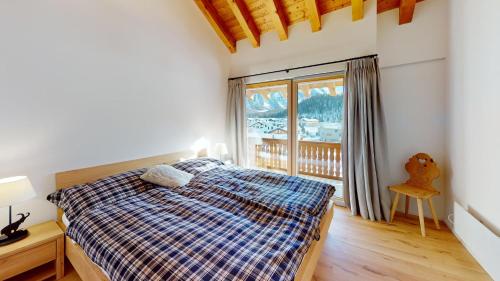 a bedroom with a bed and a window at Tschuetta in Celerina