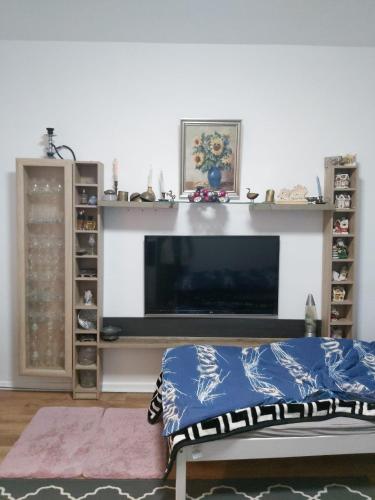ein Wohnzimmer mit einem Flachbild-TV über einem Kamin in der Unterkunft 1 Zimmerwohnung mit Küche, Balkon und Badezimmer in Düsseldorf Apartmen in Düsseldorf