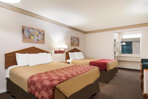 een hotelkamer met 2 bedden en een raam bij Econo Lodge Calhoun North Damascus in Calhoun