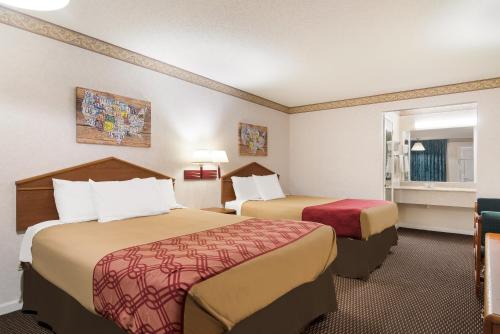 a hotel room with two beds and a window at Econo Lodge Calhoun North Damascus in Calhoun