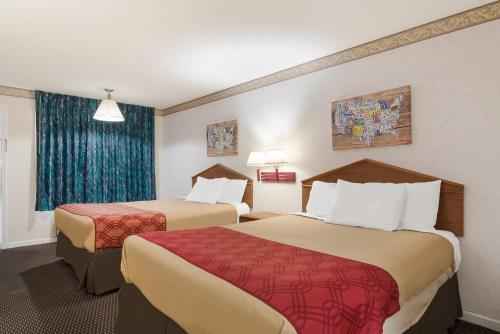 a hotel room with two beds and a window at Econo Lodge Calhoun North Damascus in Calhoun
