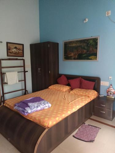 um quarto com uma cama grande num quarto em Tavaru home stay em Ankola
