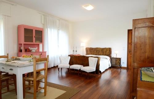 una camera con letto, tavolo e sedie di Casa di Mafalda a Mogliano Veneto