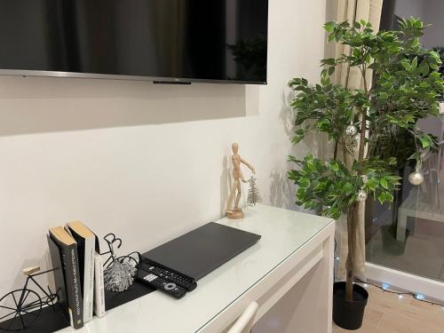 Μια τηλεόραση ή/και κέντρο ψυχαγωγίας στο Attico Al Vomero