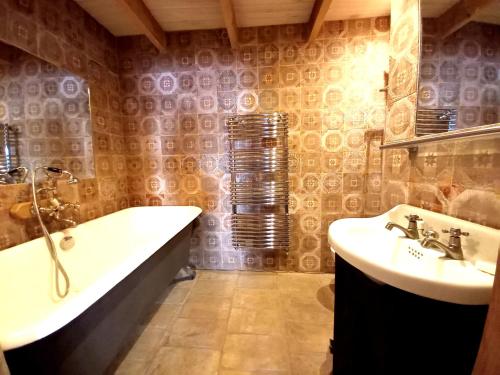 La salle de bains est pourvue d'une baignoire et d'un lavabo. dans l'établissement LA CASA DE BOULBON, à Boulbon