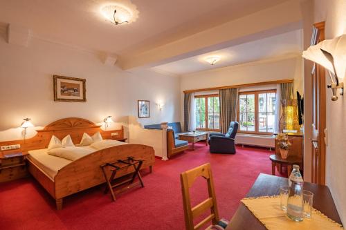 una camera da letto con un letto e un soggiorno di Ferienhaus Willms am Gaisberg a Kirchberg in Tirol