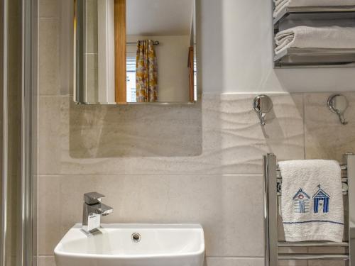 惠特比的住宿－Sunstar Cottage，一间带水槽和镜子的浴室