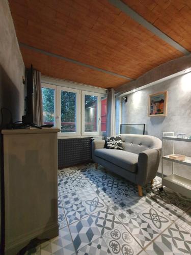 un salon avec un canapé et une table dans l'établissement la Villa Mancelle, au Mans