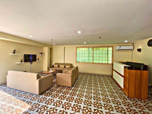 uma grande sala de estar com sofás e uma televisão em دريم العليا للوحدات السكنية em Al Khobar