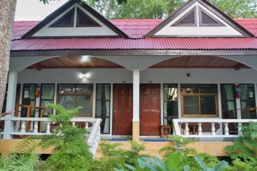 a house with red doors and a red roof at Pen's Bungalow Koh Phangan in Thong Nai Pan Yai