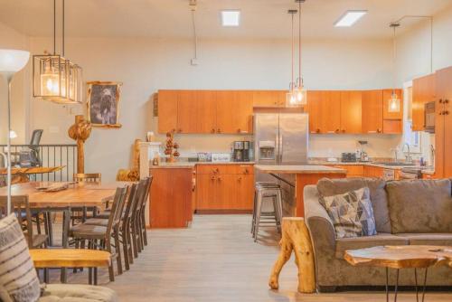 sala de estar con cocina y comedor en The Northern Driftwood Inn 1 0, en North Pole