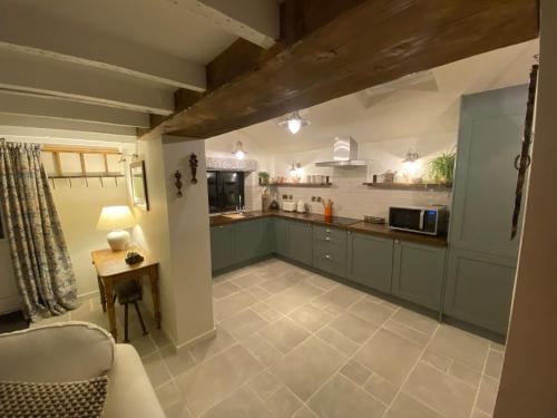 Kuchyň nebo kuchyňský kout v ubytování Gower Villa Luxury Cottage, 2 bedroom en-suite with Hot Tub