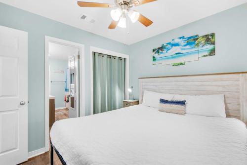 A bed or beds in a room at Gulfview II 306