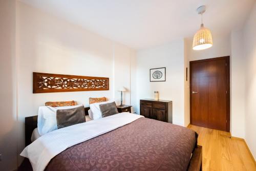 ein Schlafzimmer mit einem großen Bett in einem Zimmer in der Unterkunft Bemowo Green Wood Apartment in Warschau