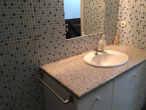 W łazience znajduje się umywalka i lustro. w obiekcie casa da alegria w mieście Urgueira