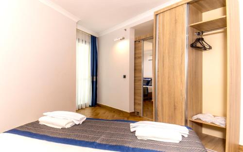 1 dormitorio con cama y espejo en Relax Beach Hotel, en Alanya