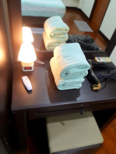 einen Tisch mit Handtüchern und eine Lampe drauf in der Unterkunft Maerim​ relax in Mae Rim