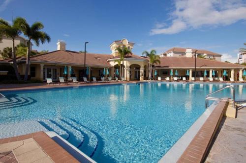 ein großer Pool in einem Resort mit Palmen in der Unterkunft Stylish Vista Cay Luxury Mirage Near all Theme Parks, and walk to the Convention Center in Orlando