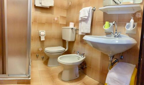 uma casa de banho com um WC e um lavatório em Appartamento Piè em Canazei