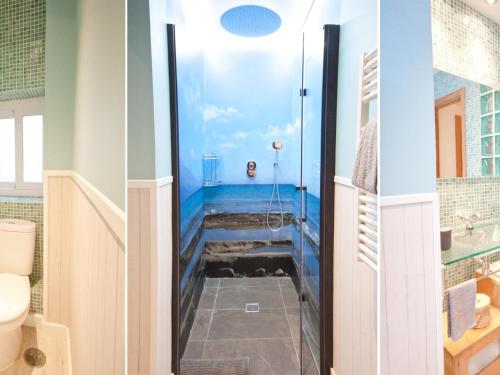 een badkamer met blauwe muren en een inloopdouche bij Apartamento Turistico Cava Alta in Madrid