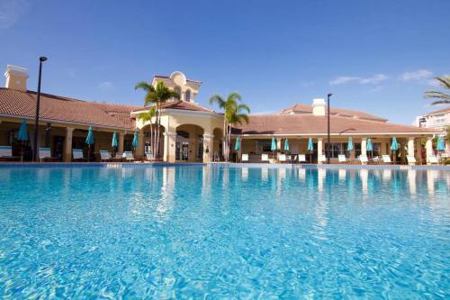 une grande piscine en face d'un bâtiment dans l'établissement Stylish Vista Cay Lakeview Elegance Near all Theme Parks, and walk to the Convention Center, à Orlando