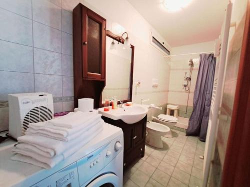 ein Bad mit einem Waschbecken und einem WC in der Unterkunft Emily's House in San Buono