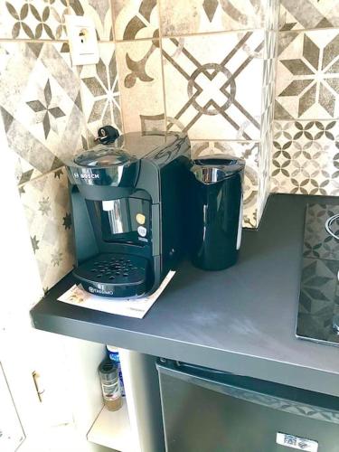 une cafetière assise au-dessus d'un comptoir dans l'établissement Le Road 66, proche centre ville, parking gratuit., à Sens