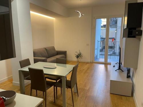 ein Wohnzimmer mit einem Tisch und einem Sofa in der Unterkunft Number House - Number 20 in Mailand