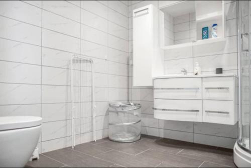 ein weißes Bad mit einem WC und einem Waschbecken in der Unterkunft Family friendly, Free Parking, in Best Part of the City in Ålesund