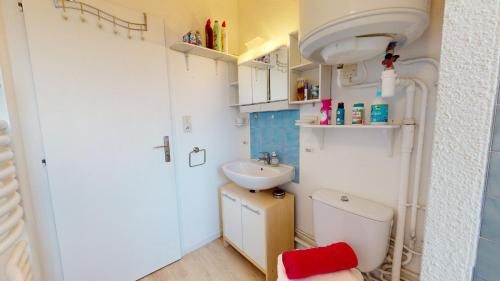 La petite salle de bains est pourvue de toilettes et d'un lavabo. dans l'établissement Appartement Les Embruns, à Saint-Gilles-Croix-de-Vie