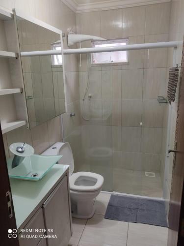 ボンビーニャスにあるCasa amandaのシャワー、トイレ、洗面台を備えたバスルーム