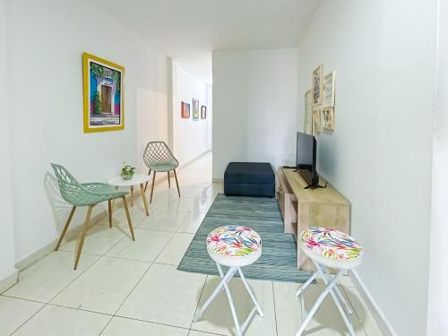 sala de estar con 2 sillas y TV en 2CB-3 APARTAMENTO DE 2 ALCOBAS EN EL CENTRO HISTORICO CON AIRE ACONDICIONADO Y WIFI en Cartagena de Indias